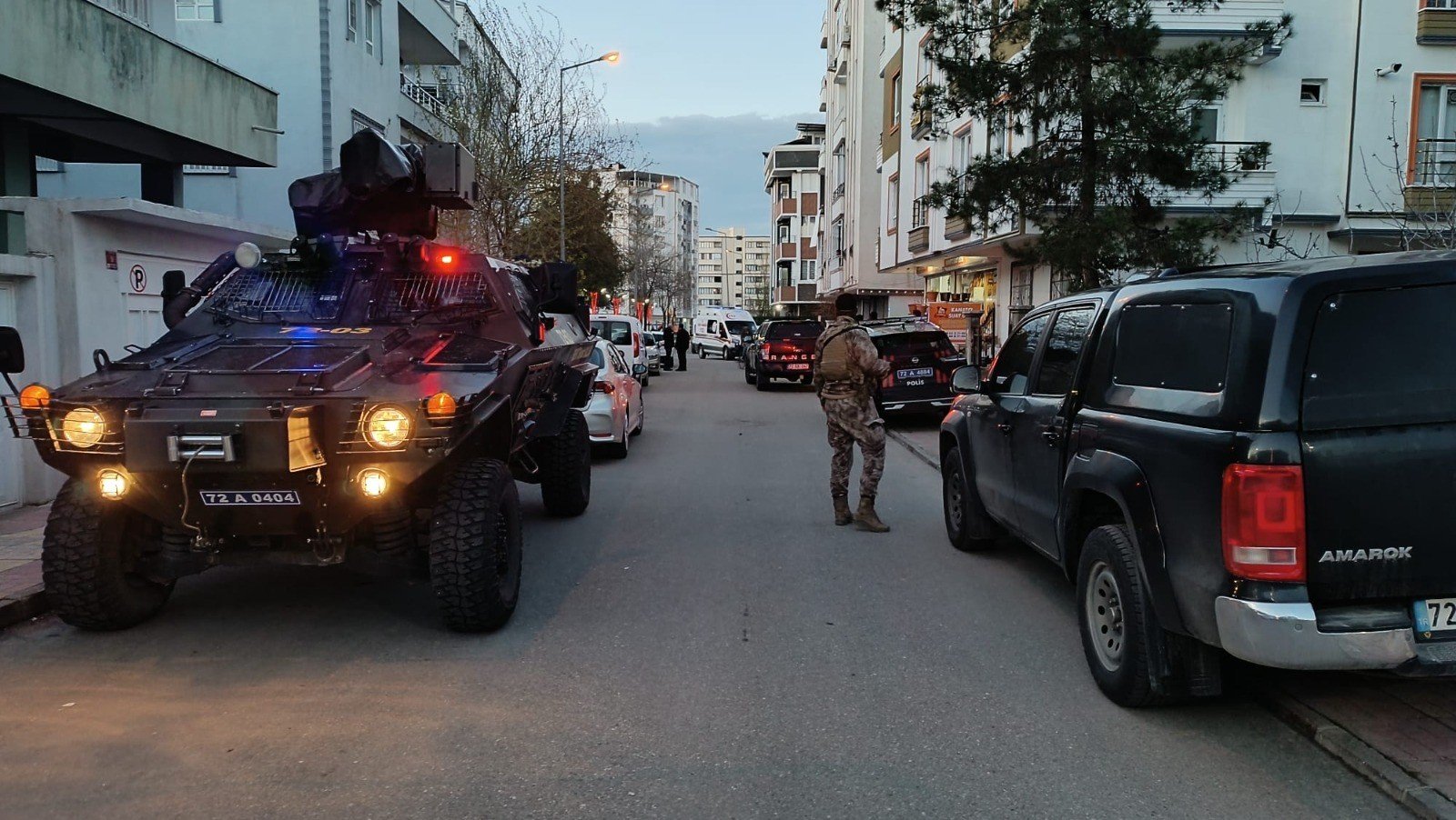 17 yaşındaki çocuk, annesi ile ağabeyini katletti