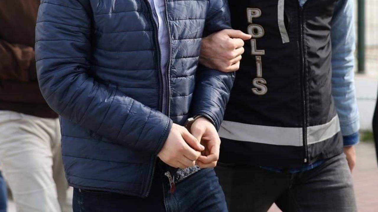 Adana’da yol kesen baba-oğul tutuklandı