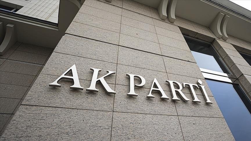 AK Parti’den “Ay yıldızın gölgesinde güvendeyiz” paylaşımı