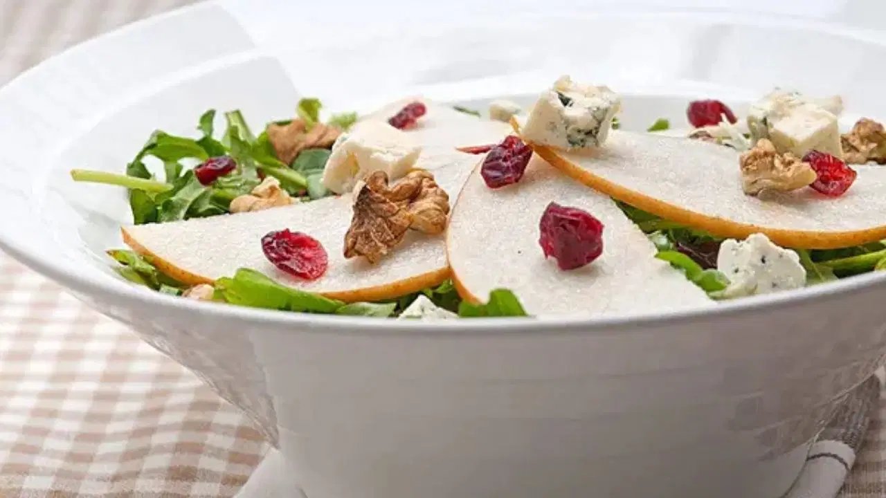 Avrupa’nın enfes lezzeti: Rokforlu ve ballı armutlu salata tarifi