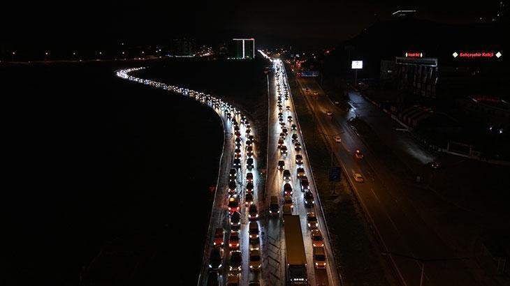 Bayram tatili dönüşü araç kuyruğu! 43 ilin geçiş noktasında trafik 40 kilometreyi aştı