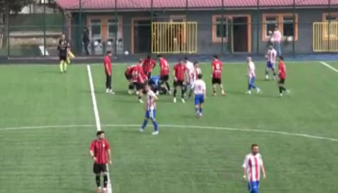 Bilinci kapanan futbolcu dakikalarca ambulans bekledi.  Şoför aracın başında değildi