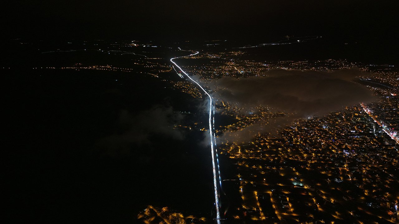 Dönüş çilesi. Trafik yoğunluğu 40 kilometreyi aştı