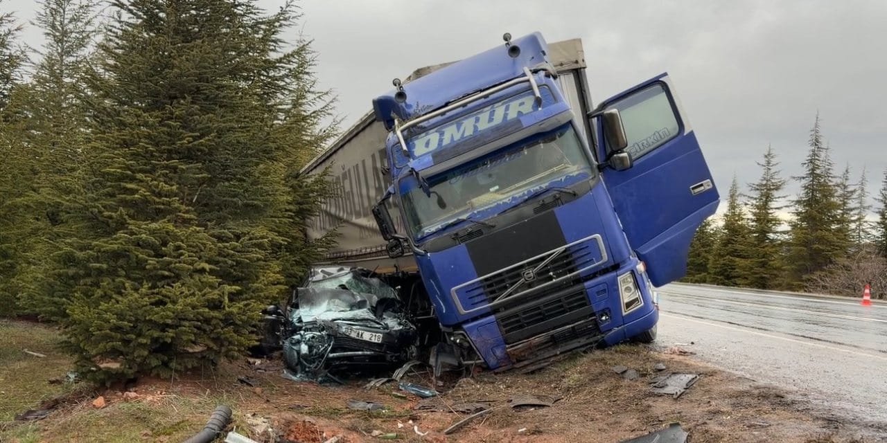 Eskişehir’de dehşet! TIR ile çarpışan otomobil metrelerce sürüklendi! 1 ölü 2 yaralı