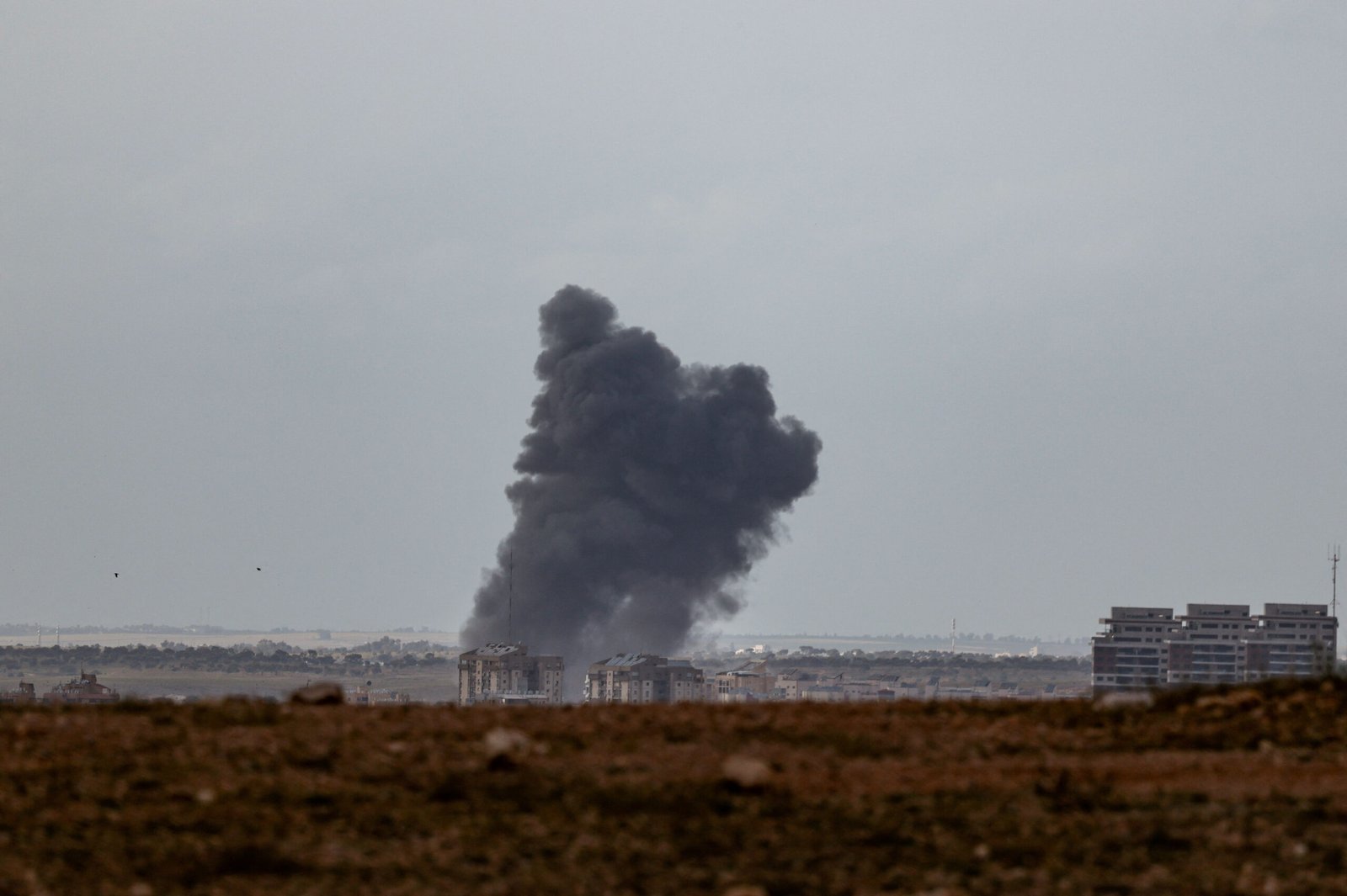 İsrail’de endüstriyel bölge vuruldu. Kimyasal tesiste yangın çıktı