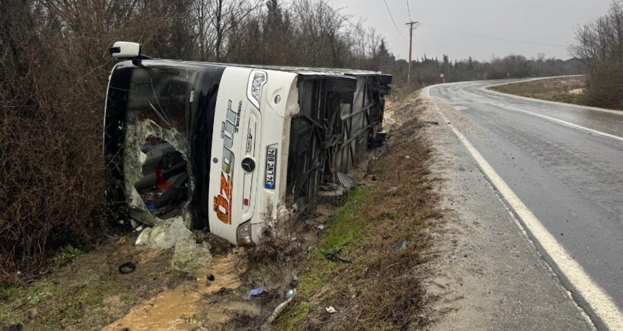 İstanbul’da midibüs devrildi: 3 polis yaralı