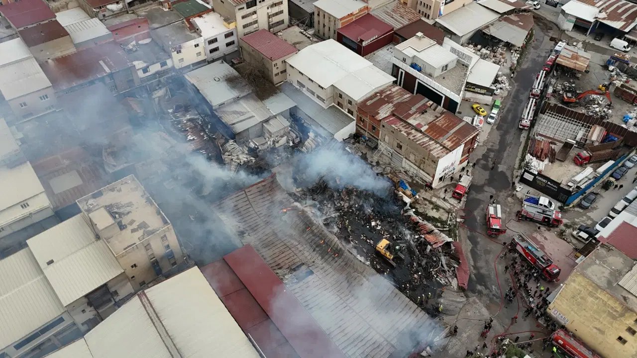 İzmir’de sanayi sitesinde yangın: 7 iş yeri zarar gördü