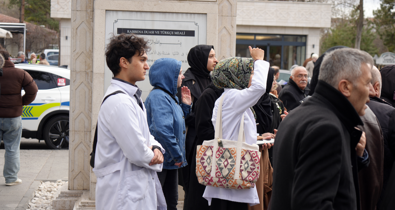 Kazada ölen tıp öğrencisi Yaren’in cenazesine, arkadaşları beyaz önlükle katıldı