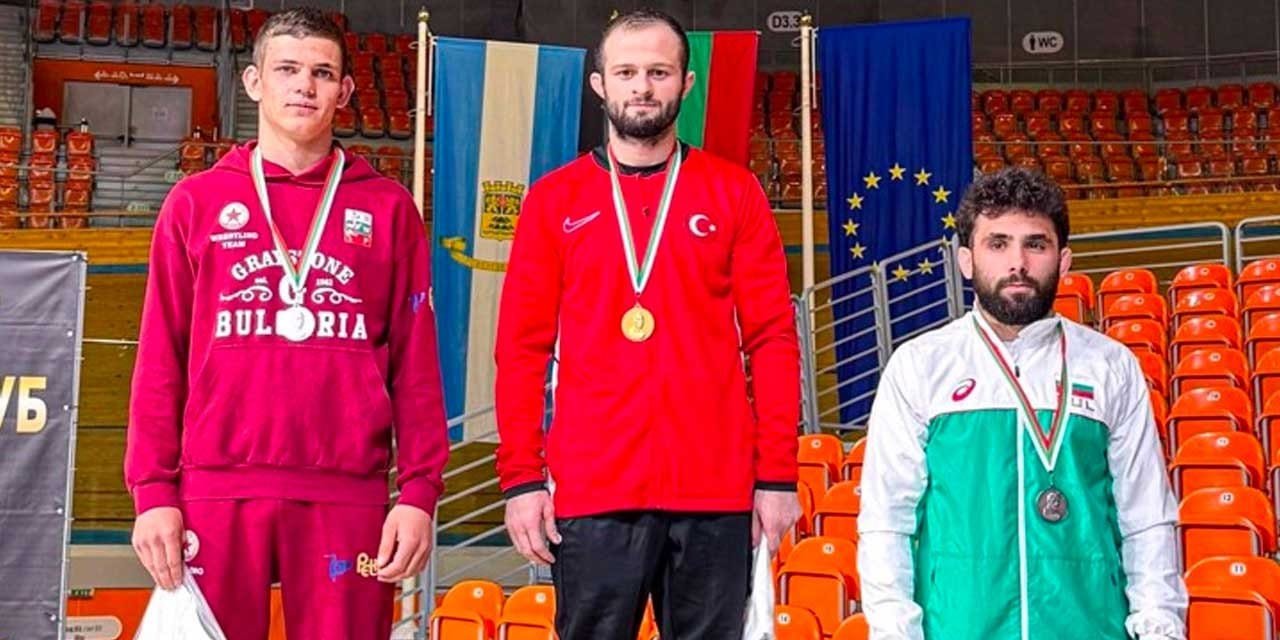 Milli güreşçiler madalyaları silip süpürdü