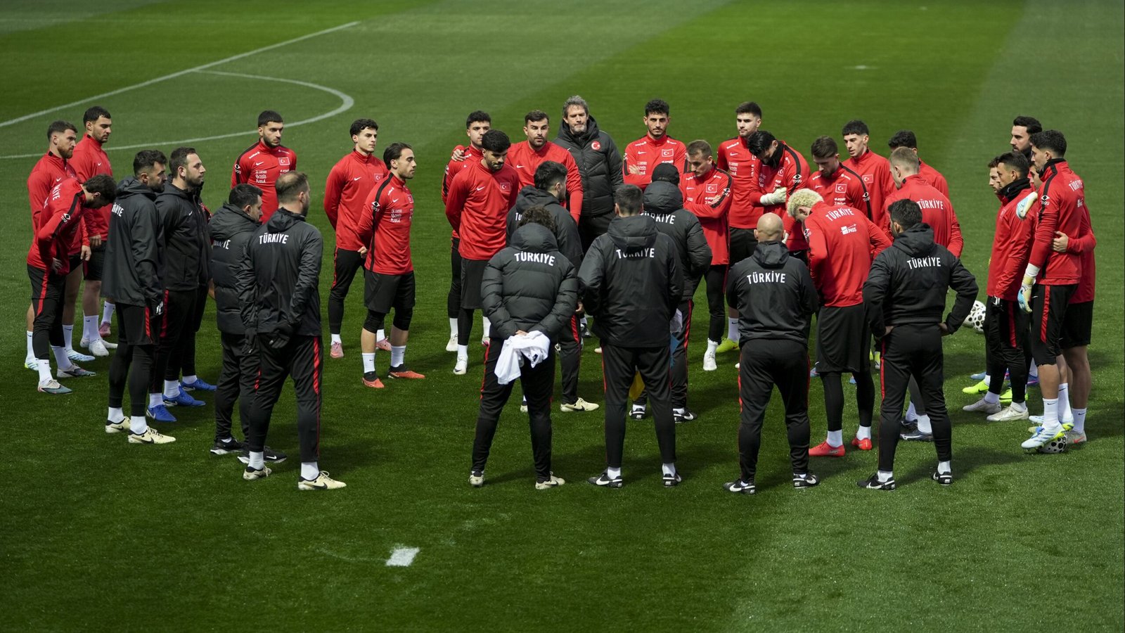 Milli takımda sakatlık, kritik maç öncesi kadrodan çıkarıldı.