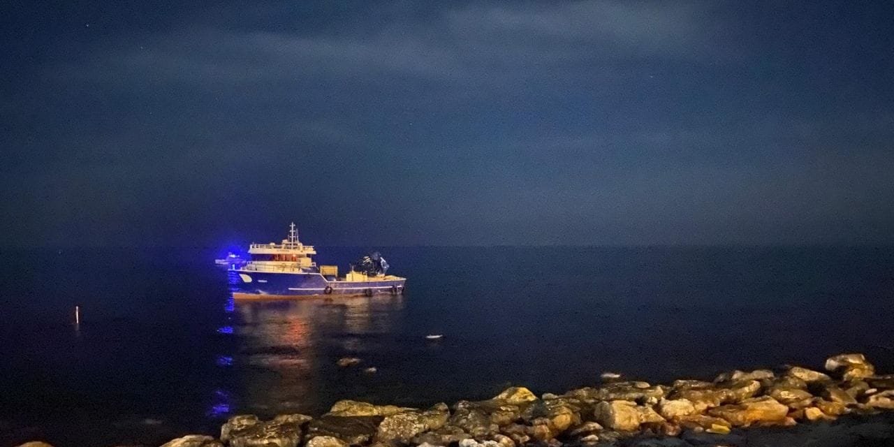 Rize’de karaya oturan teknedeki kaptan kurtarıldı