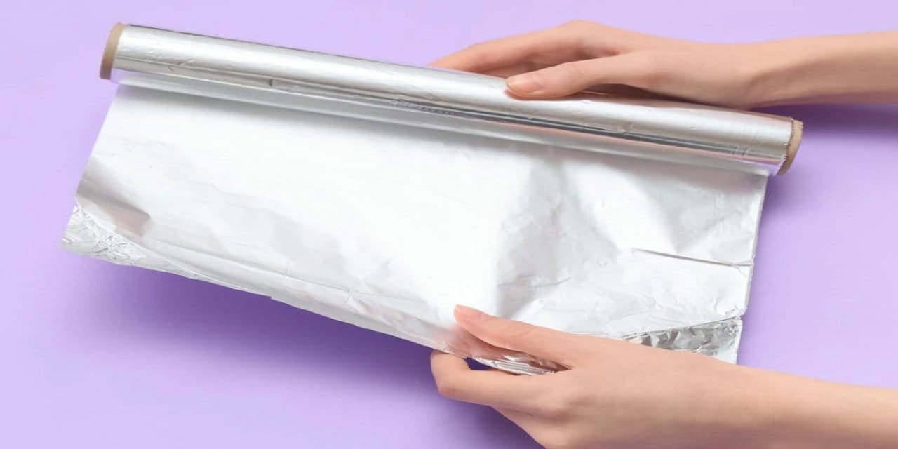 Alüminyum folyonun üzerine iki yemek kaşığı sirkeyle mutfaktaki ciddi bir sorundan kurtulacaksınız