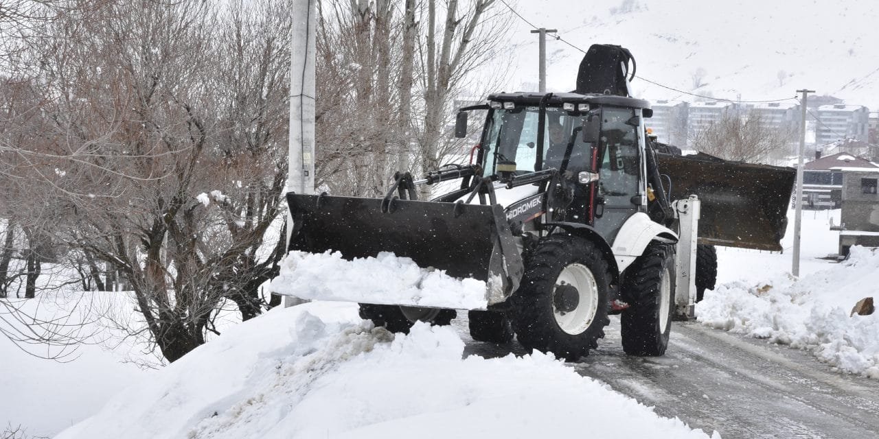 Bitlis’te 82 köy yolu kar nedeniyle ulaşıma kapandı: Vali sahaya indi