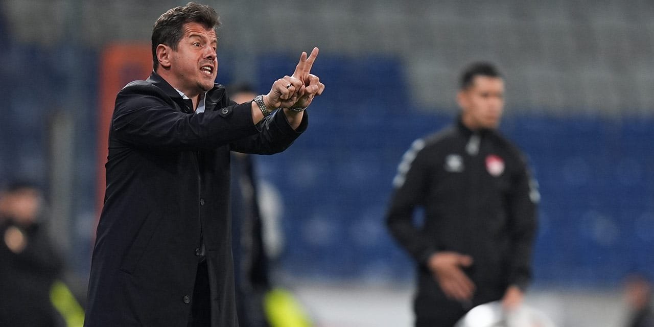 Emre Belözoğlu 4 gollü mağlubiyet sonrası kendi takımına yüklendi