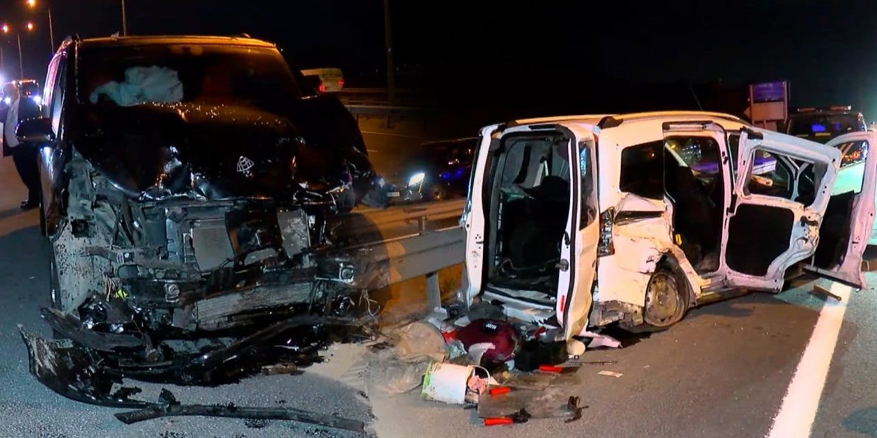 Eyüpsultan’da feci kaza! Hafif ticari araç ile minibüs çarpıştı: 4 yaralı