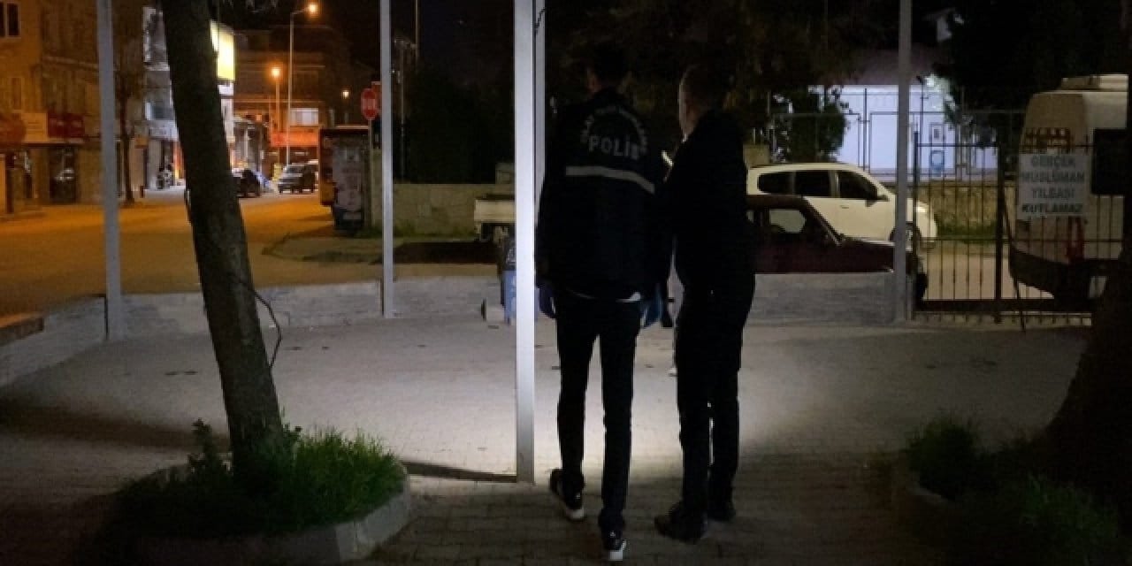 Genç kızlar erkek kavgasında birbirini bıçakladı