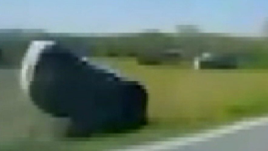 Hatalı sollama yapan otomobil şarampole yuvarlandı: 2 yaralı