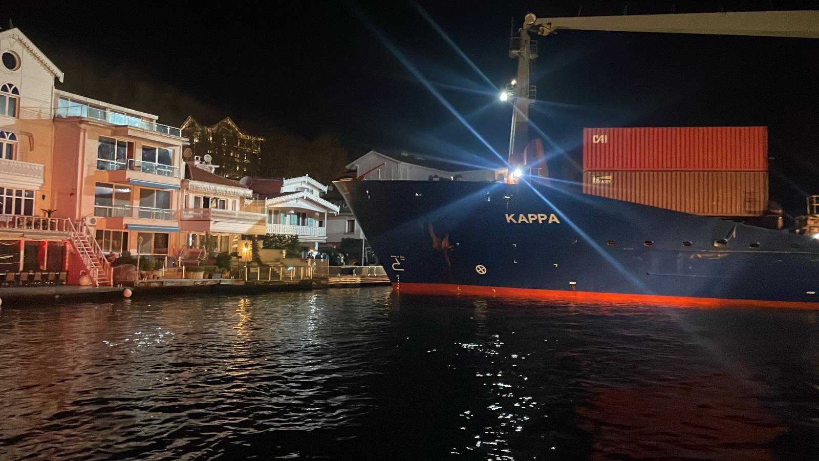 İstanbul Boğazı’nda gemi arızası. Yalıya çarpmaya metreler kala karaya oturdu