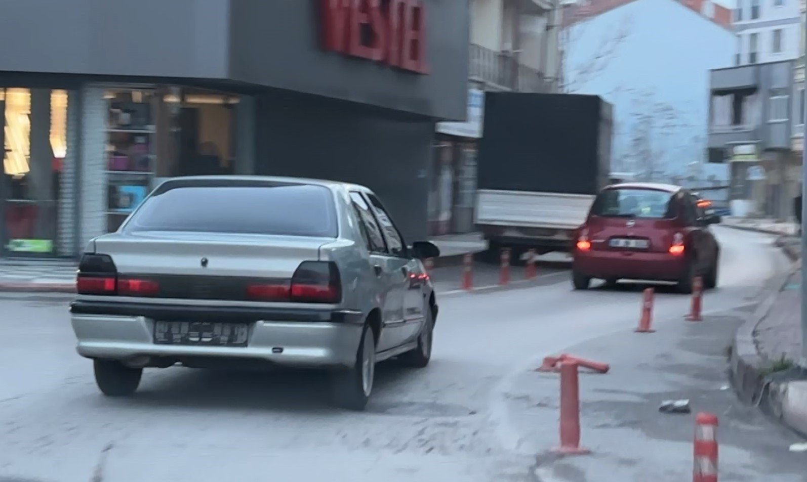 Kazaya yapınca plakalarını söktü ama polisten kaçamadı