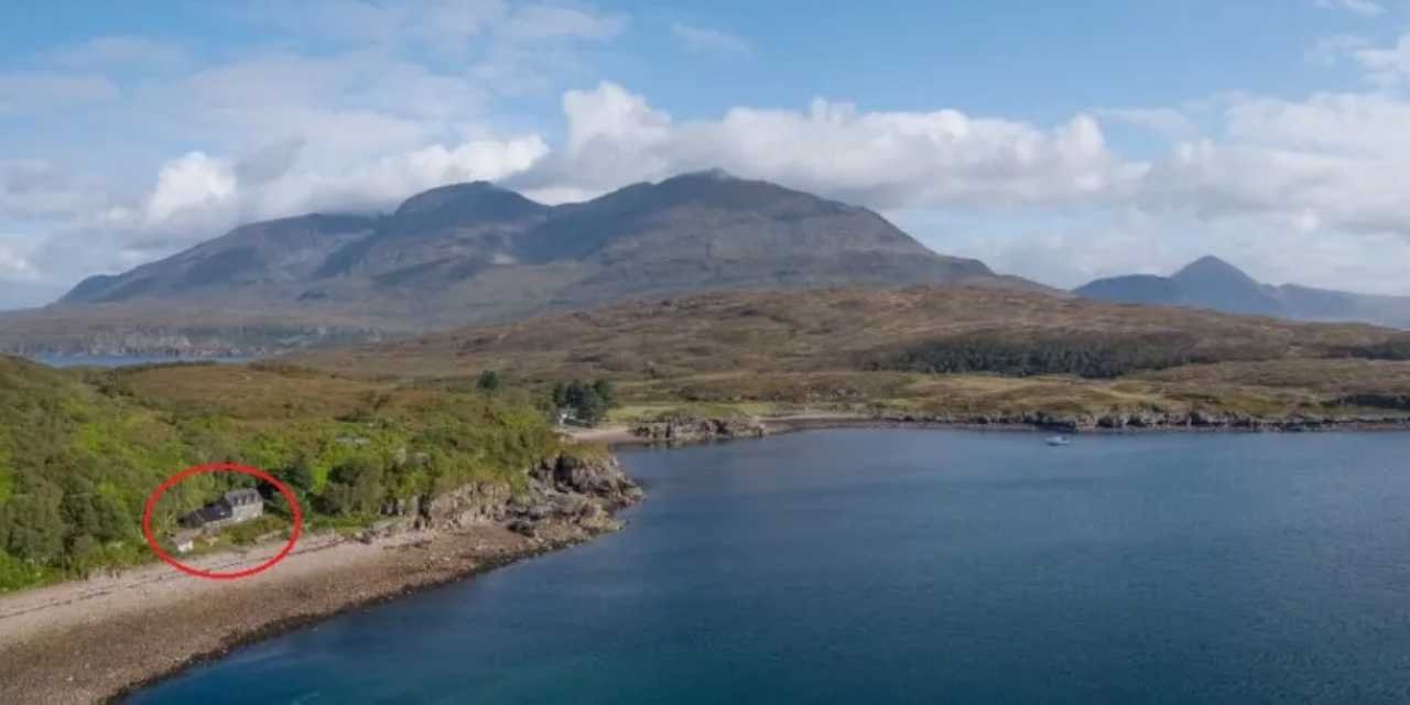 Koca ada içindeki koskoca evle birlikte satılık: Kızıl geyiklerle kahverengi koyunlar da var