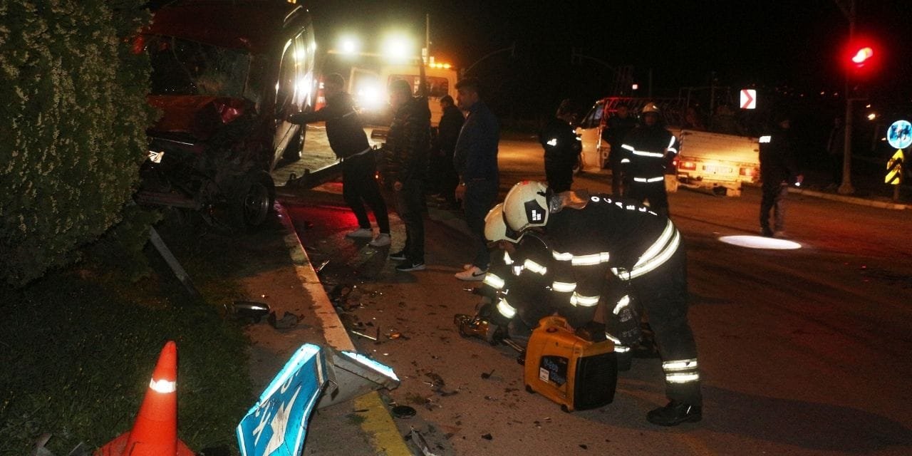 Kocaeli Kandıra’da iki hafif ticari araç çarpıştı: 1’i ağır 4 yaralı