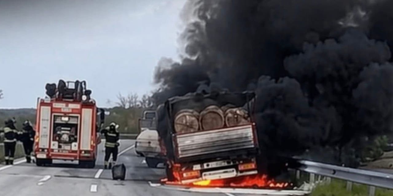 Lastik aniden yanmaya başladı: Tomruk yüklü kamyon alevler içinde kaldı
