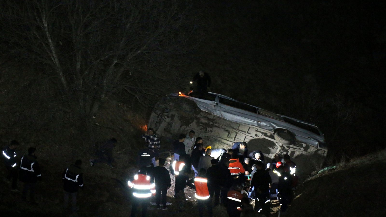 Maden işçilerini taşıyan servis devrildi. 2 kişi öldü, 10 kişi yaralandı