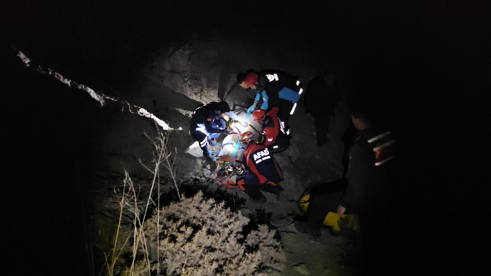 Mantar toplarken 250 metrelik uçuruma düştü