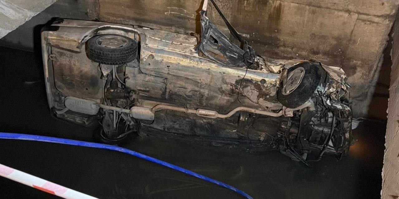 Otomobil 5 metre yükseklikten kanala düştü