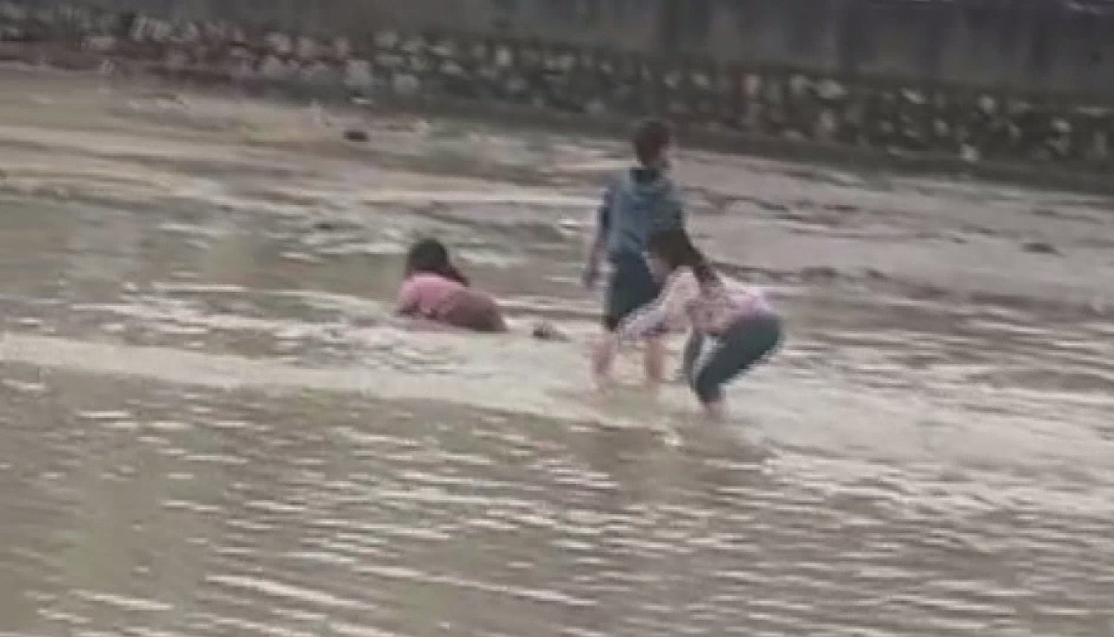 Şırnak’ta sağanak nedeniyle dereler taştı: Çocukların tehlikeli oyunu