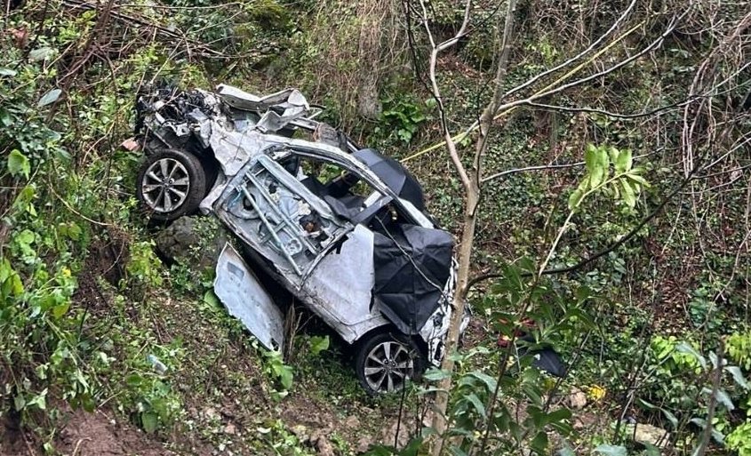 Yamaçtan yuvarlanan otomobilde öğretmen ve babası hayatını kaybetti