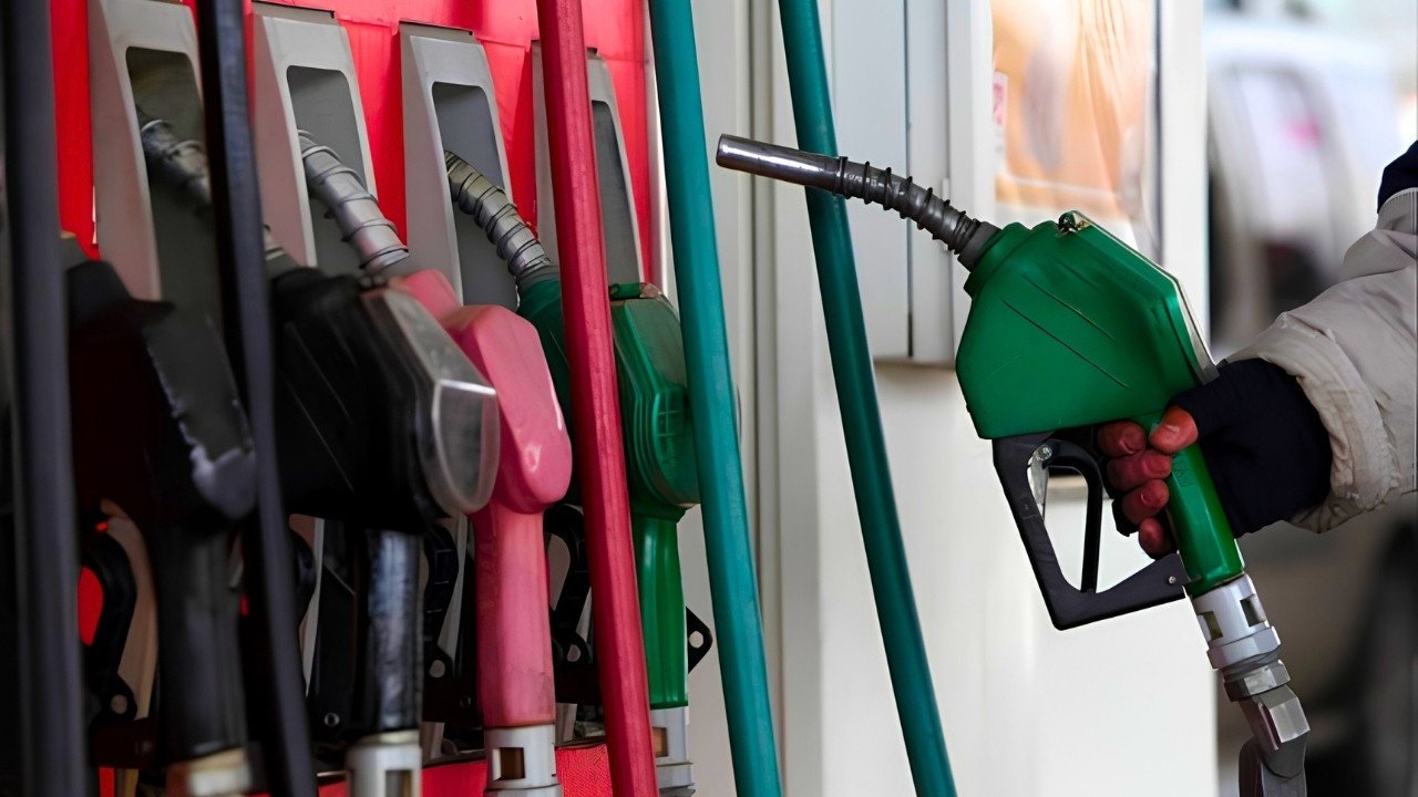Akaryakıtta tabela sabit, petrol alev alıyor