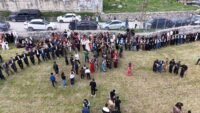 Birçok aşiret yasaklamıştı. Halayın başına geçtiler