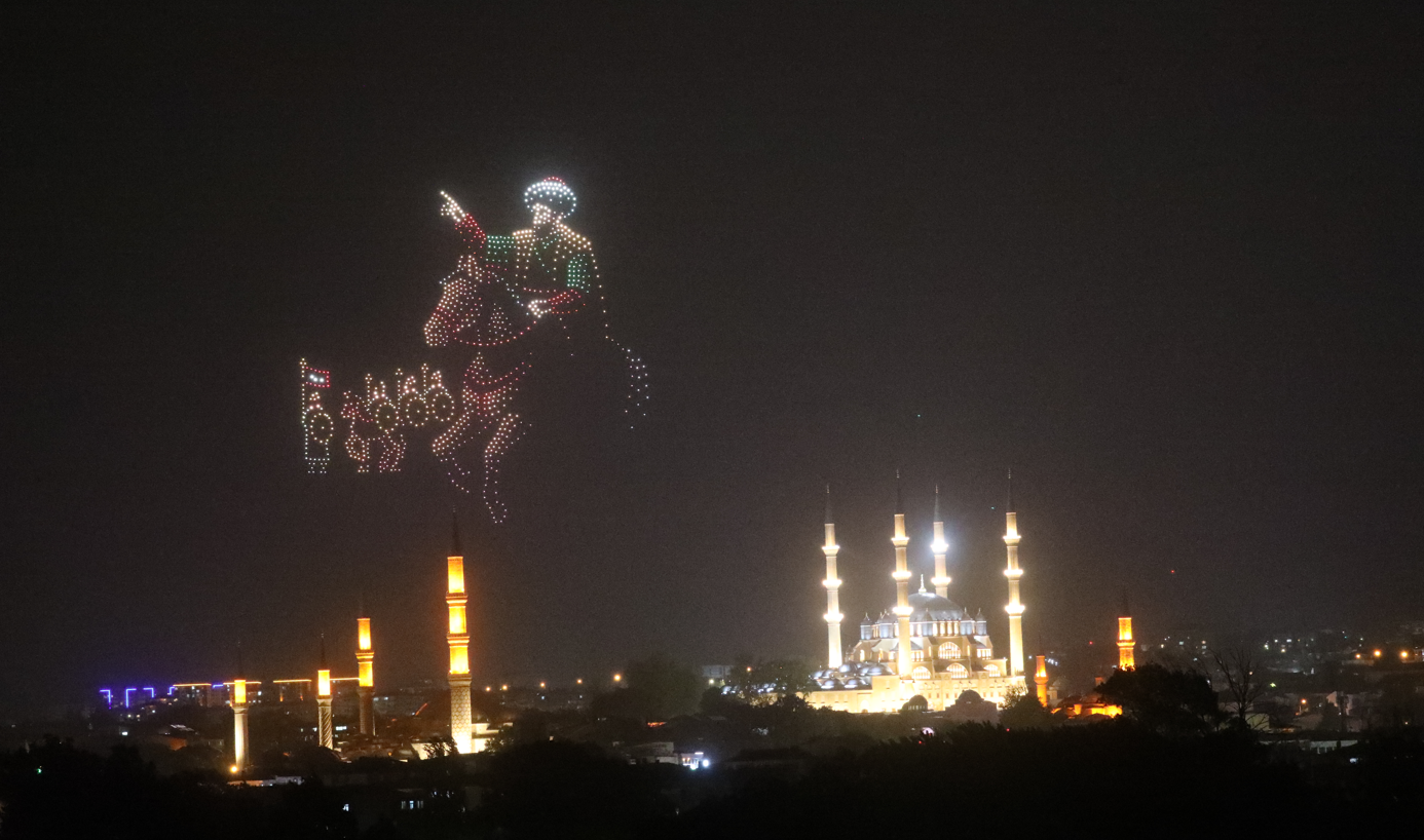 Edirne’de İstanbul’un fethi kutlandı. Sağanak altında bin dronla gösteri