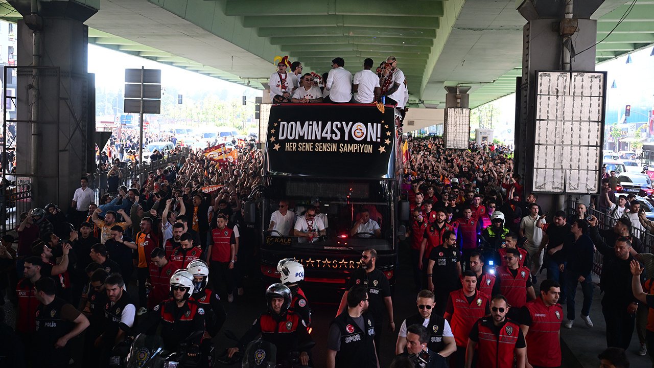 Galatasaray kafilesi şampiyonluk kutlamaları için RAMS Park’ta