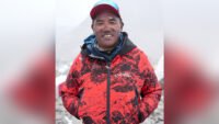 Kendi rekorunu kırdı, Everest’e 32. kez çıktı