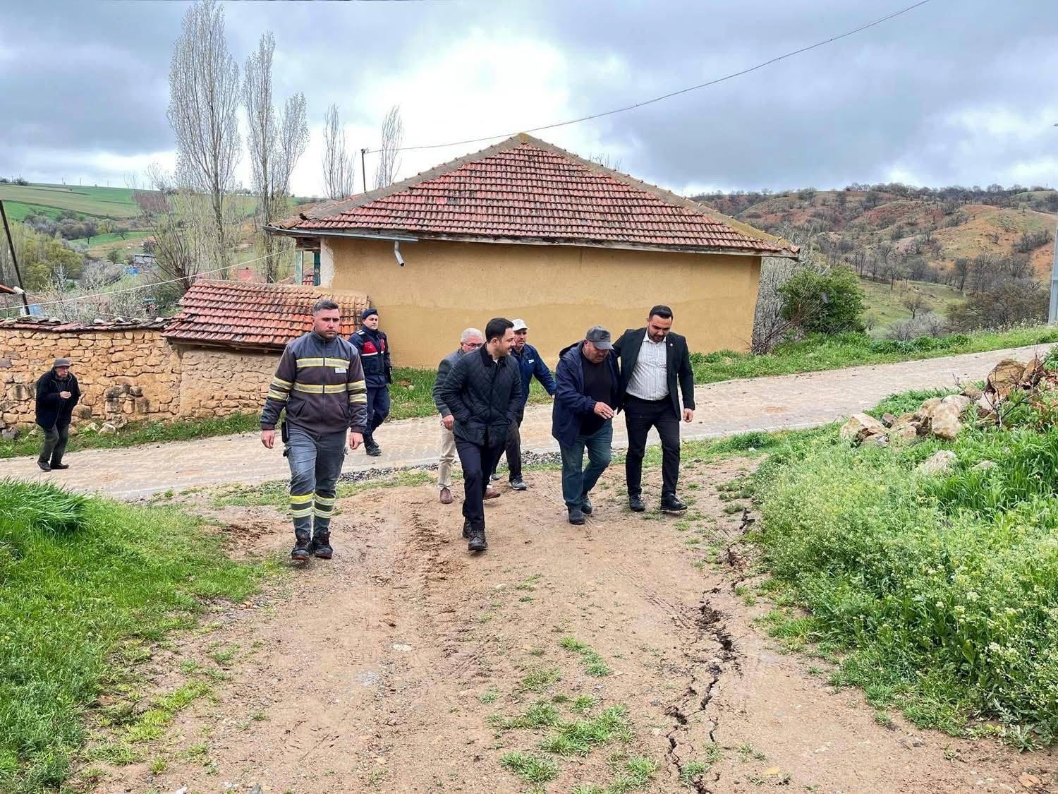 Kırıkkale’de sağanak sonrası toprak kayması. 9 yapı hasar gördü