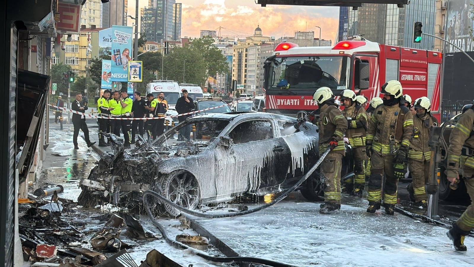 Şişli’de iş yerine giren otomobil yangın çıkardı