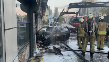 Şişli’de otomobil iş yerine girdi, 2 kişi yaralandı
