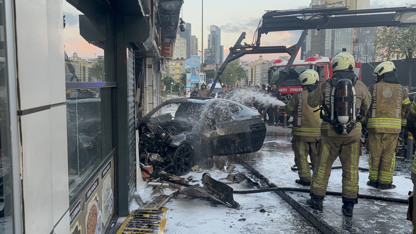 Şişli’de otomobil iş yerine girdi, 2 kişi yaralandı